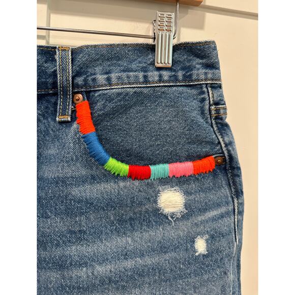 NWOT Levi’s 501 Embroidered Denim Shorts Size 32 - Picture 3 of 7